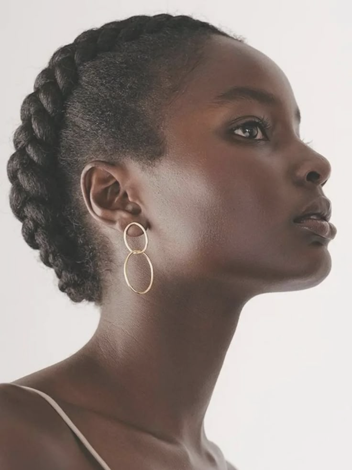 Extensions de cheveux synthétiques : quel impact sur la santé du cuir chevelu ?