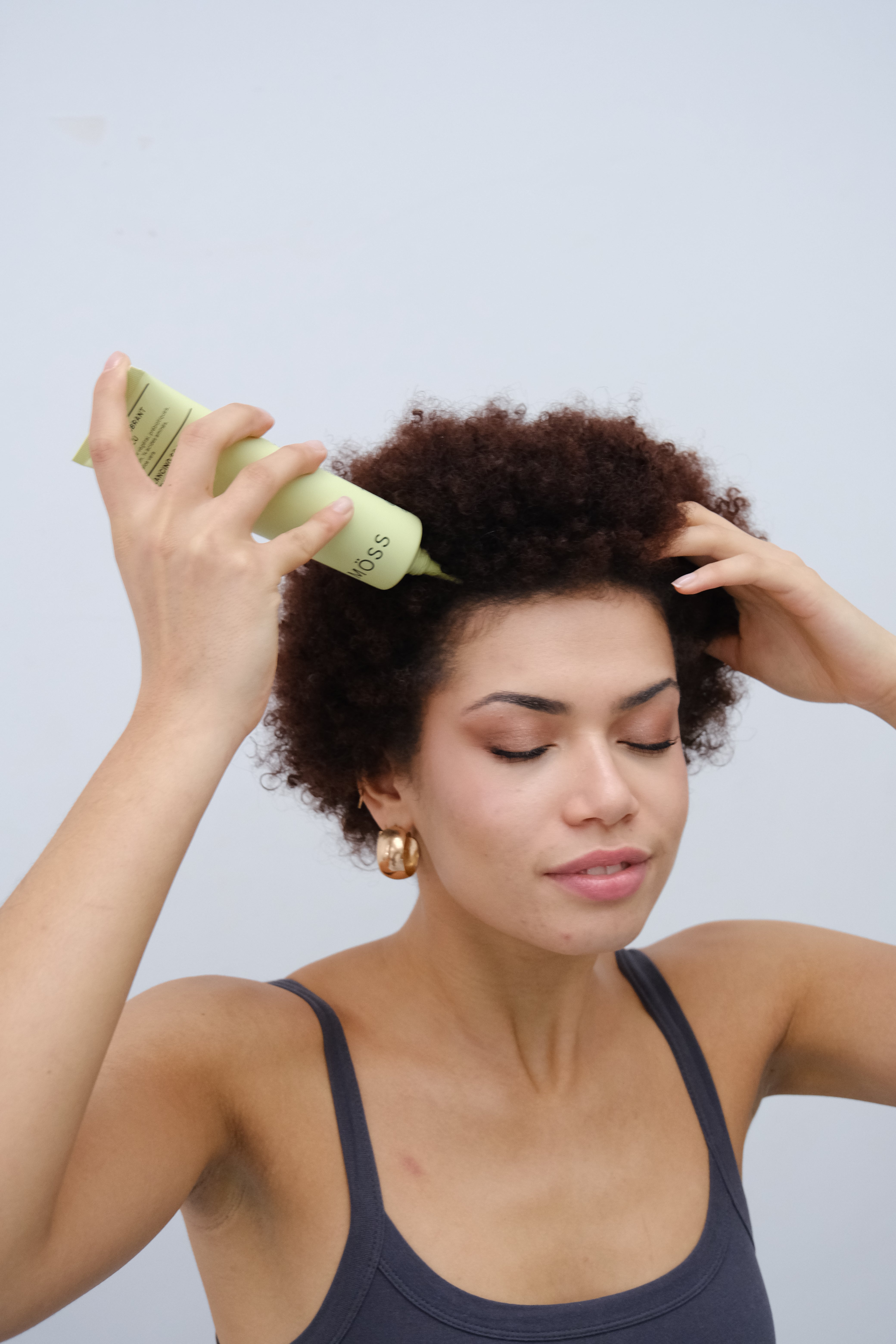 Pourquoi il est important d’utiliser un soin pre-poo pour le cuir chevelu ?