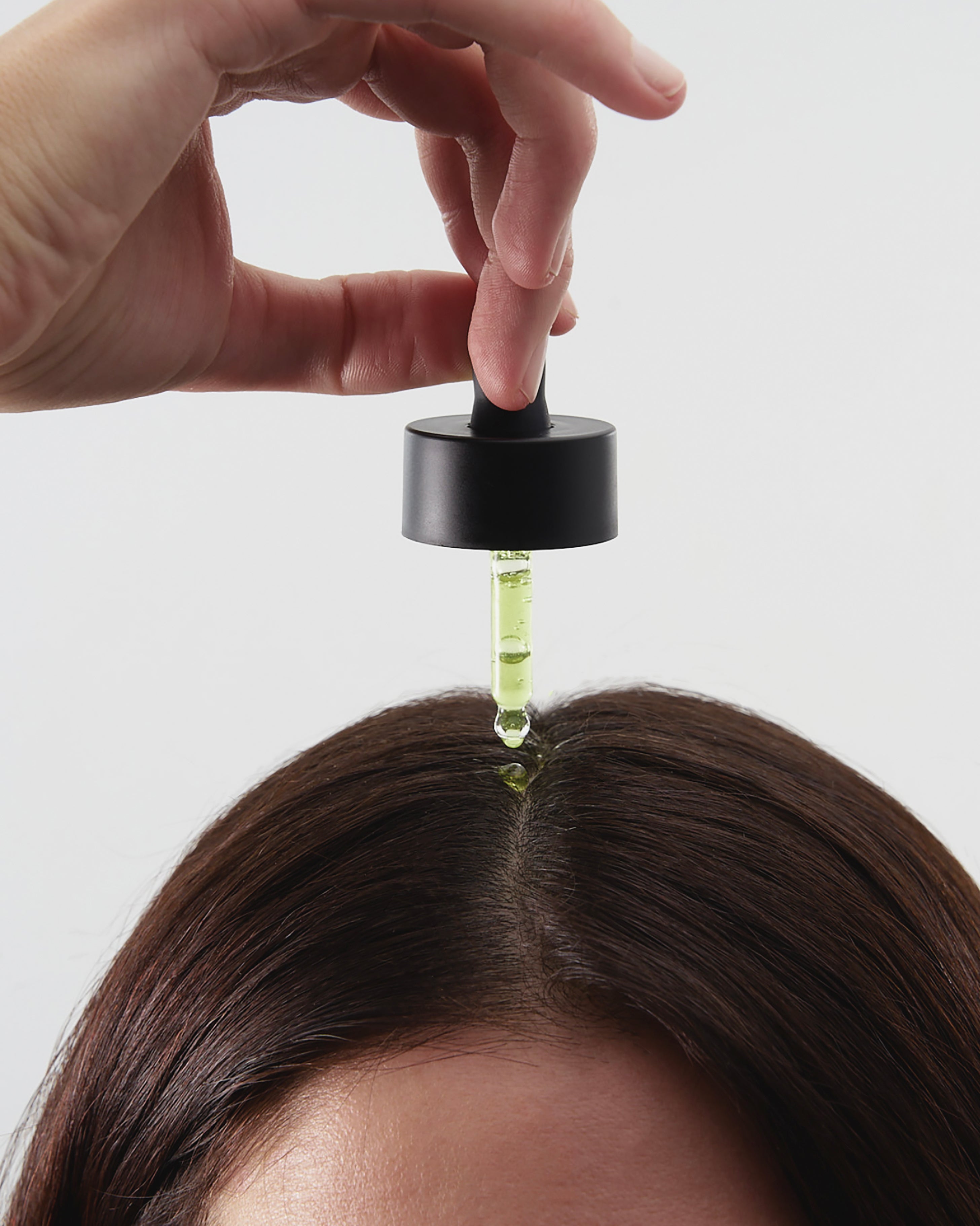 Pourquoi vos soins classiques ne stoppent pas la chute ?