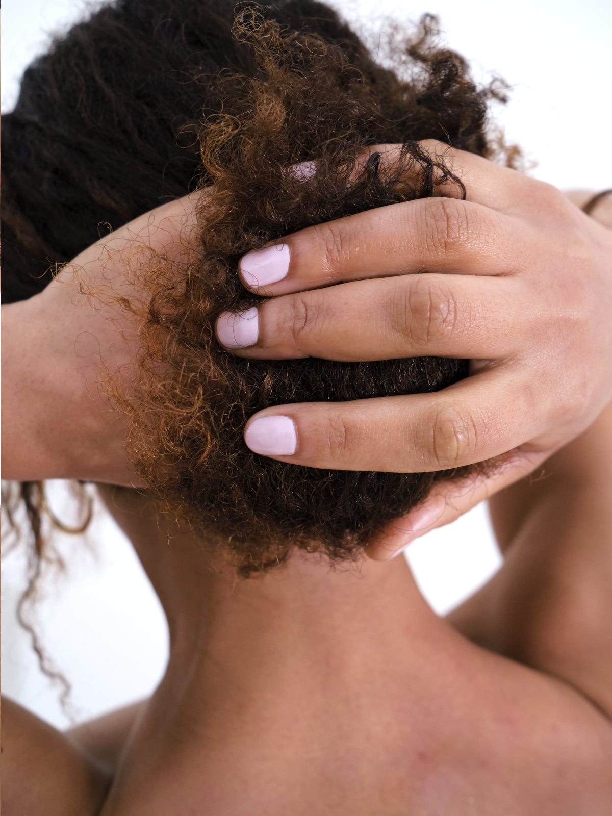 Pourquoi faut-il éviter les coiffures serrées, quelle que soit la texture de cheveux ?