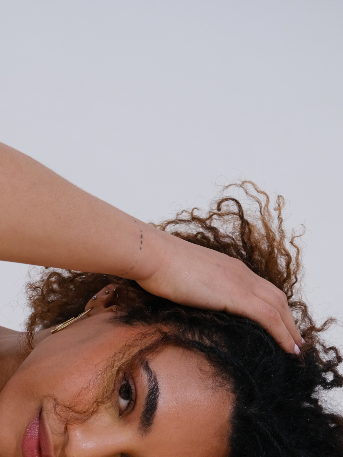 Prendre soin de ses tempes : le guide complet pour des "baby hairs" forts et sains
